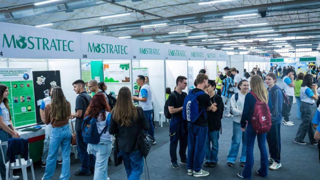 Visitantes circulam entre estandes de projetos na Mostratec 2026, na Fenac