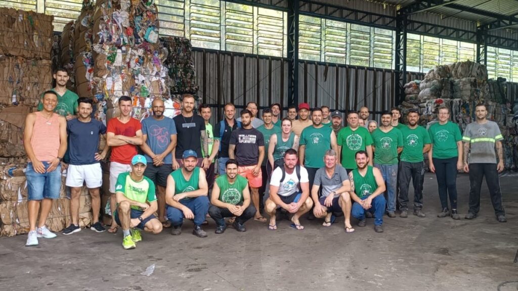 Trabalhadores da coleta seletiva de Dois Irmãos reunidos na usina de reciclagem