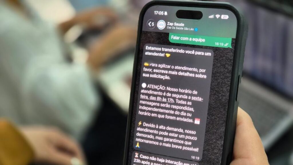 Celular exibe conversa no WhatsApp com o Zap da Saúde São Léo